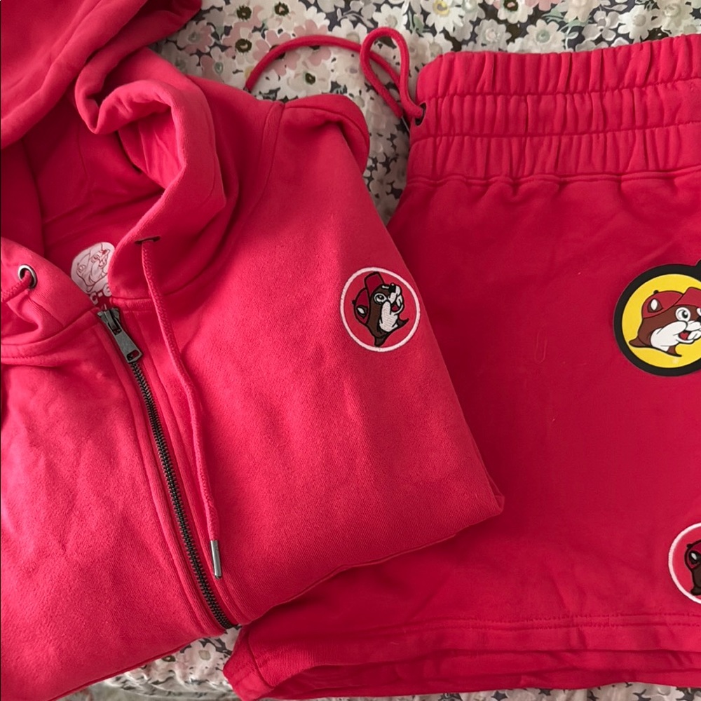 NWT Buc-ee’s LG short and XL zip up sweatshirt -matching set